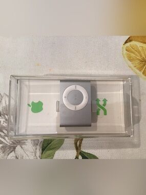 Apple Silver iPod Shuffle 1GB Clip-Style MP3 Player